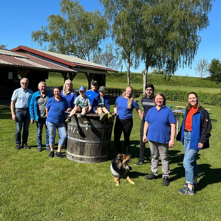 Gruppenfoto Vereinsmitglieder Sexau Hundesportverein